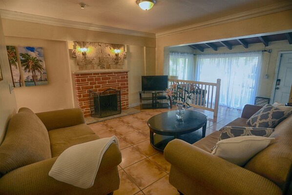 TV - Spacious & Conveniently Located Miami Airport Home (Miami Springs)