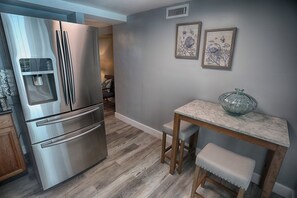 Fridge, microwave, stovetop, dishwasher - Billy Goat Franks`s Key West Experience (Wilton Manors)