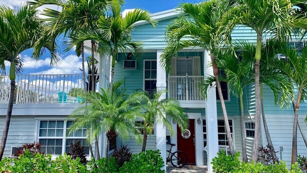 Exterior - El Chico Frank`s Key West Experience (Wilton Manors)
