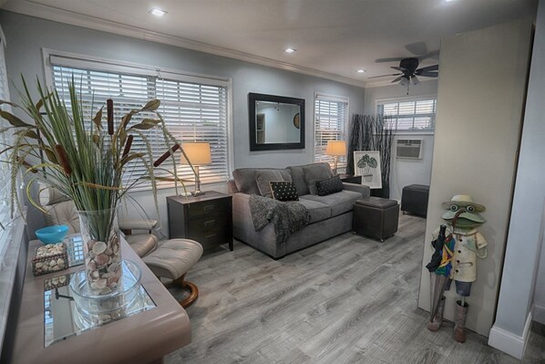 TV, Netflix, streaming services - Boca Chica Frank`s Key West Experience (Wilton Manors)