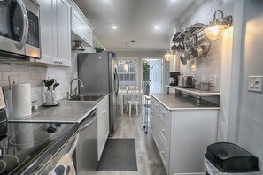 Fridge, microwave, stovetop, dishwasher - Boca Chica Frank`s Key West Experience (Wilton Manors)