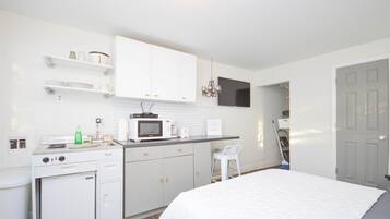 House | Private kitchen | Fridge, microwave, toaster, cookware/dishes/utensils