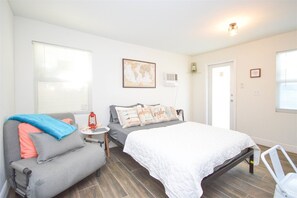 House | 1 bedroom, free WiFi - Miami Guest Cottage w/ Private Pool + Porch (Miami)