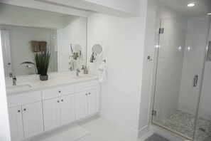 Bathroom - Luxe Miami Shores Home With Pool & BBQ (Miami Shores)