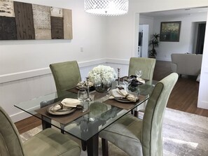 Herdplatte, Geschirrspüler, Kochgeschirr/Geschirr/Besteck