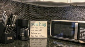 Huis | Privékeuken | Een kookplaat, een vaatwasser, kookgerei, borden en bestek