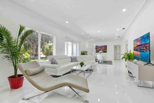 Sleek Miami Shores Residence With Hot Tub