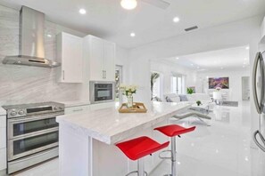 Stovetop, dishwasher, cookware/dishes/utensils - Sleek Miami Shores Residence With Hot Tub (Miami Shores)