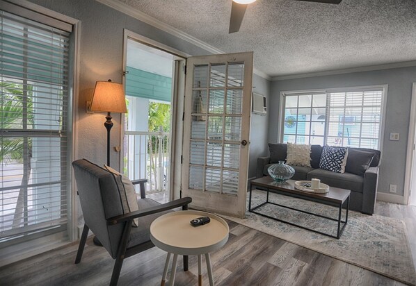 Flat-screen TV, Netflix, streaming services - Sugarloaf Frank`s Key West Experience (Wilton Manors)