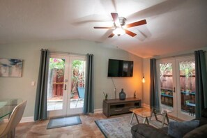 TV, fireplace - Wilton Way Orchid House (Wilton Manors)