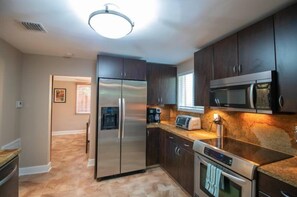 Stovetop, dishwasher, cookware/dishes/utensils - Wilton Way Orchid House (Wilton Manors)