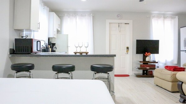 1 bedroom, desk, free WiFi - Red Deck Manors (Wilton Manors)