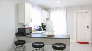 Stovetop, cookware/dishes/utensils - Red Deck Manors (Wilton Manors)