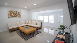 TV - Like New Miami Springs Family Home (Miami Springs)