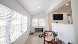 3 bedrooms, desk, free WiFi - Like New Miami Springs Family Home (Miami Springs)