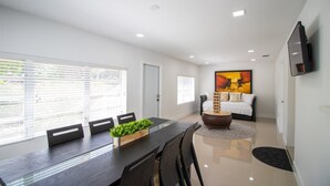 In-room dining - Like New Miami Springs Family Home (Miami Springs)