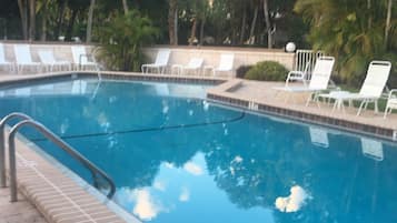 Una piscina al aire libre, una piscina climatizada