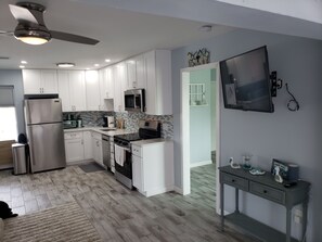 Kühlschrank, Mikrowelle, Herdplatte, Geschirrspüler