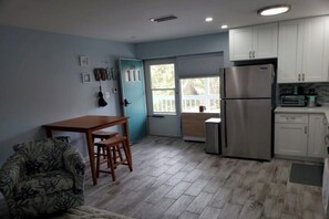 Kühlschrank, Mikrowelle, Herdplatte, Geschirrspüler