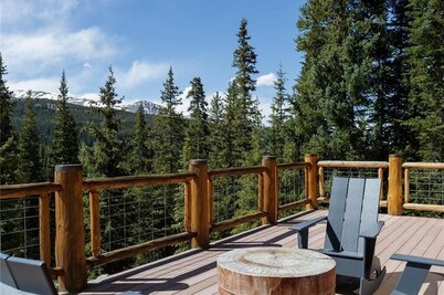 Modern Mountain Cabin Getaway with Spectacular Views!