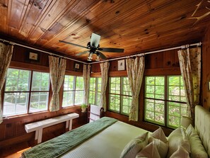 4 habitaciones, escritorio y tabla de planchar con plancha