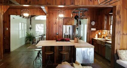 Classic Lakehouse on a Lovely Mountain stream with Lake Rabun access & 4 Bedroom