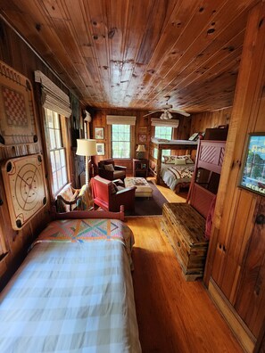 4 habitaciones, escritorio y tabla de planchar con plancha 