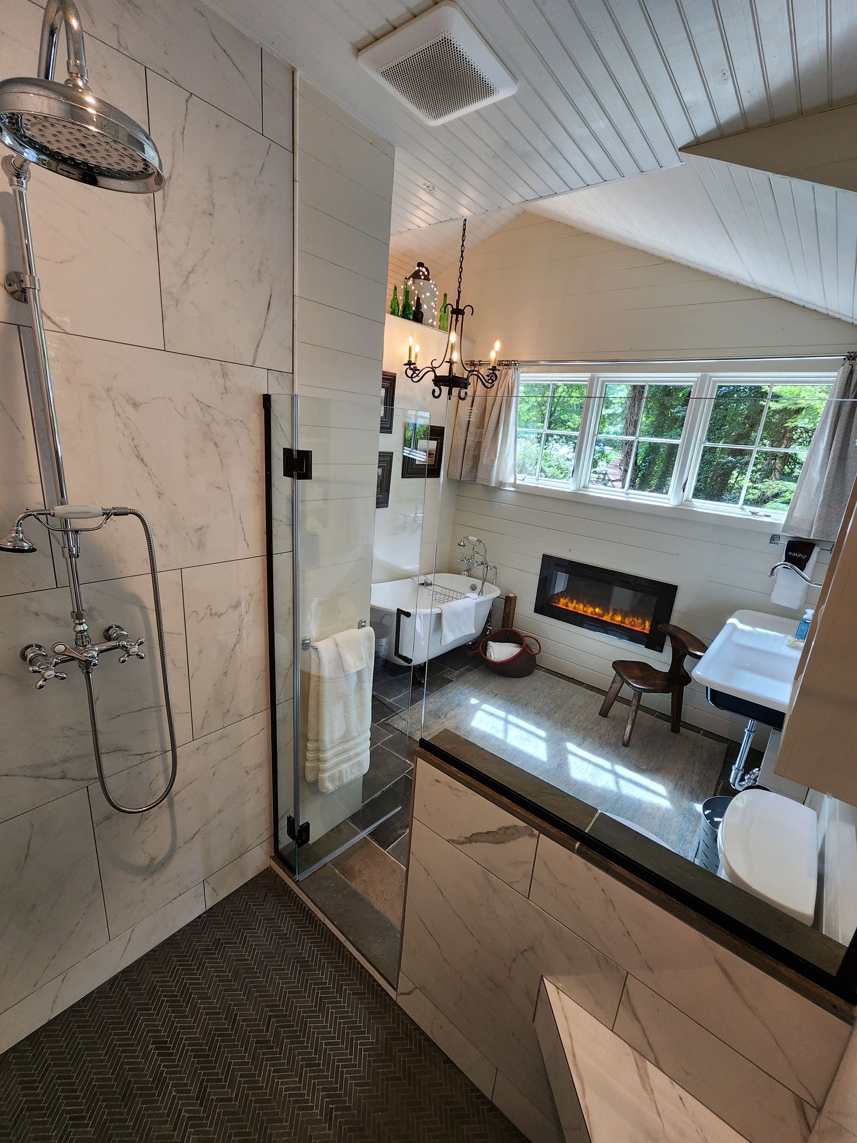 Historic Lakeside Charming Cabin on a babbling brook & steps from Lake Rabun! 