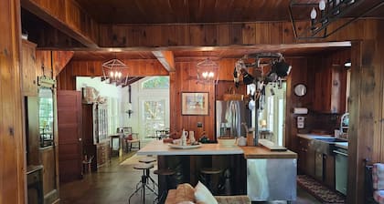 Classic Lakehouse on a Lovely Mountain stream with Lake Rabun access & 4 Bedroom