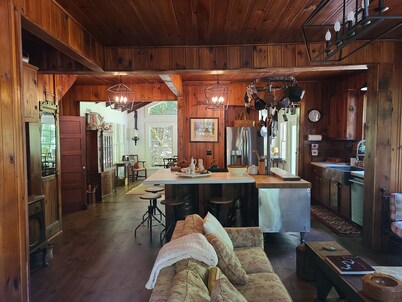 Classic Lakehouse on a Lovely Mountain stream with Lake Rabun access & 4 Bedroom