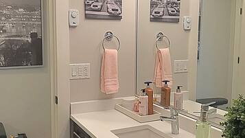 Combined shower/tub, hair dryer, towels, shampoo