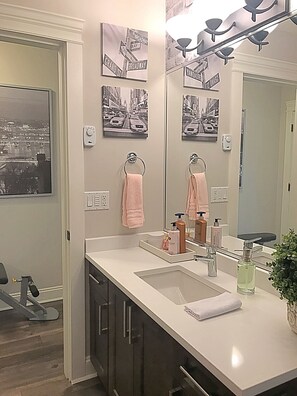 Combined shower/bathtub, hair dryer, towels, shampoo - 1 Bedroom LUX Farmhouse Suite - Bear Mountain - Victoria (Victoria)