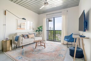 Smart TV, ping pong, stereo