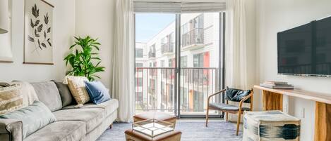 Smart TV, fireplace, table tennis, stereo