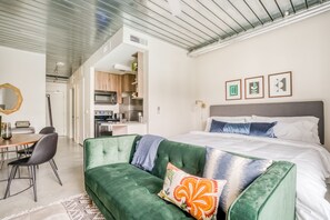 1 bedroom, desk, iron/ironing board, travel crib - Lodgeur | Stylish & spacious studio loft | Midtown (Houston)