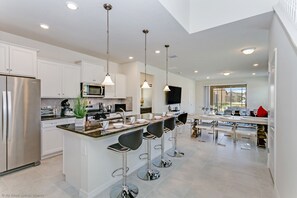 Full-sized fridge, microwave, oven, stovetop