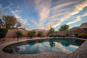 حمّام سباحة مُدفَّأ