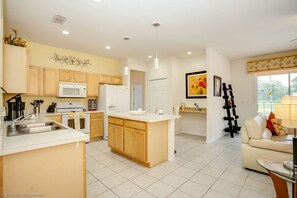 Full-sized fridge, oven, paper towels - Gorgeous Mediterranean Style Pool/spa Home, Only Minutes From Disneyworld #4wr183 (Davenport)