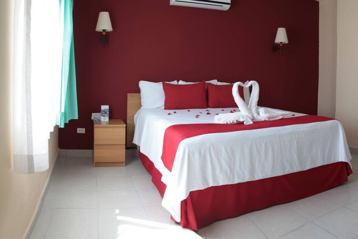 Suite | In-room safe, iron/ironing board, WiFi (free), bed sheets