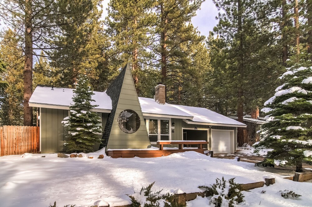 The Bear Creek Cabin is an immaculate 2 bedroom Tahoe retreat.