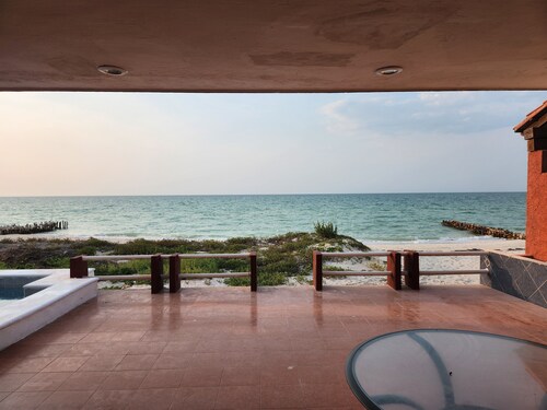 A Wave From It All - Chuburna Beach Front, Spacious Family or Romantic Villa