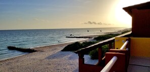 Plage, chaises longues, serviettes de plage