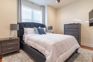 4 chambres, bureau, fer et planche à repasser, lit parapluie