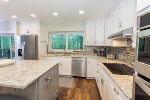 Fridge, oven, stovetop, dishwasher