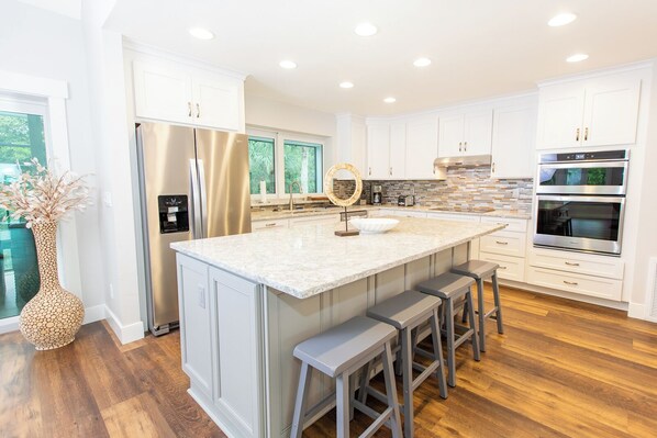 Refrigerador, horno, placa de cocina, lavavajillas