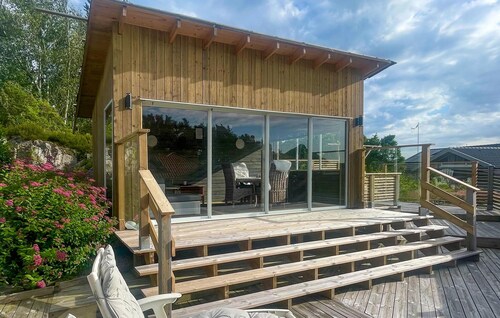 Amazing home in Henån with WiFi