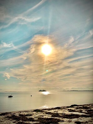 Playa en los alrededores, camastros y toallas de playa 