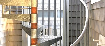 Borte kyst! 2 senger / 2 bad frittstående leilighet med takterrasse