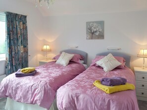3 bedrooms, free WiFi, bed sheets - 3 bedroom accommodation in Criccieth, near Porthmadog (Criccieth, near Porthmadog)