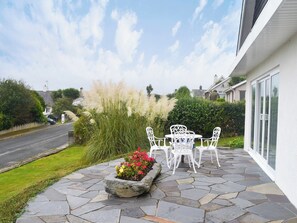 Outdoor dining - 3 bedroom accommodation in Criccieth, near Porthmadog (Criccieth, near Porthmadog)